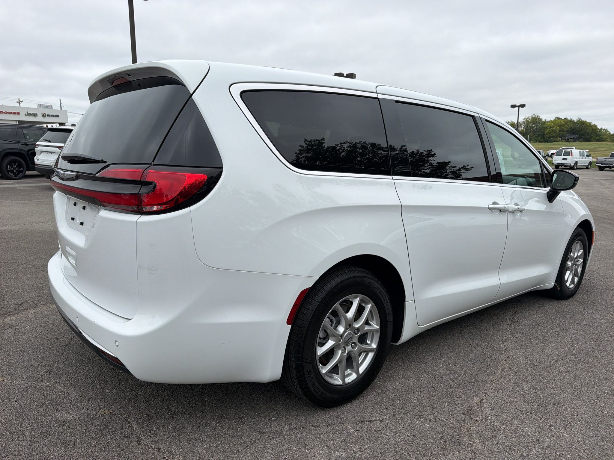Used 2025 Chrysler Pacifica Select FWD image 5