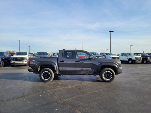 Used 2024 Toyota Tacoma TRD Off-Road image 2