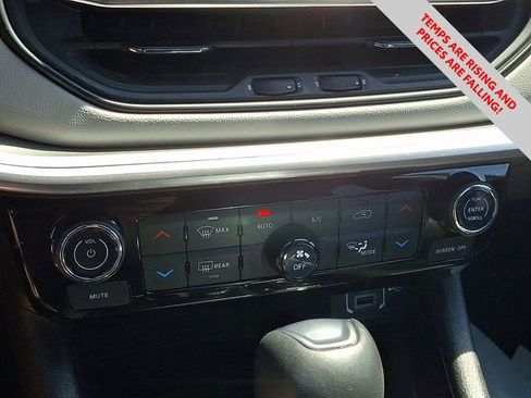 Used 2025 Jeep Compass Limited image 17