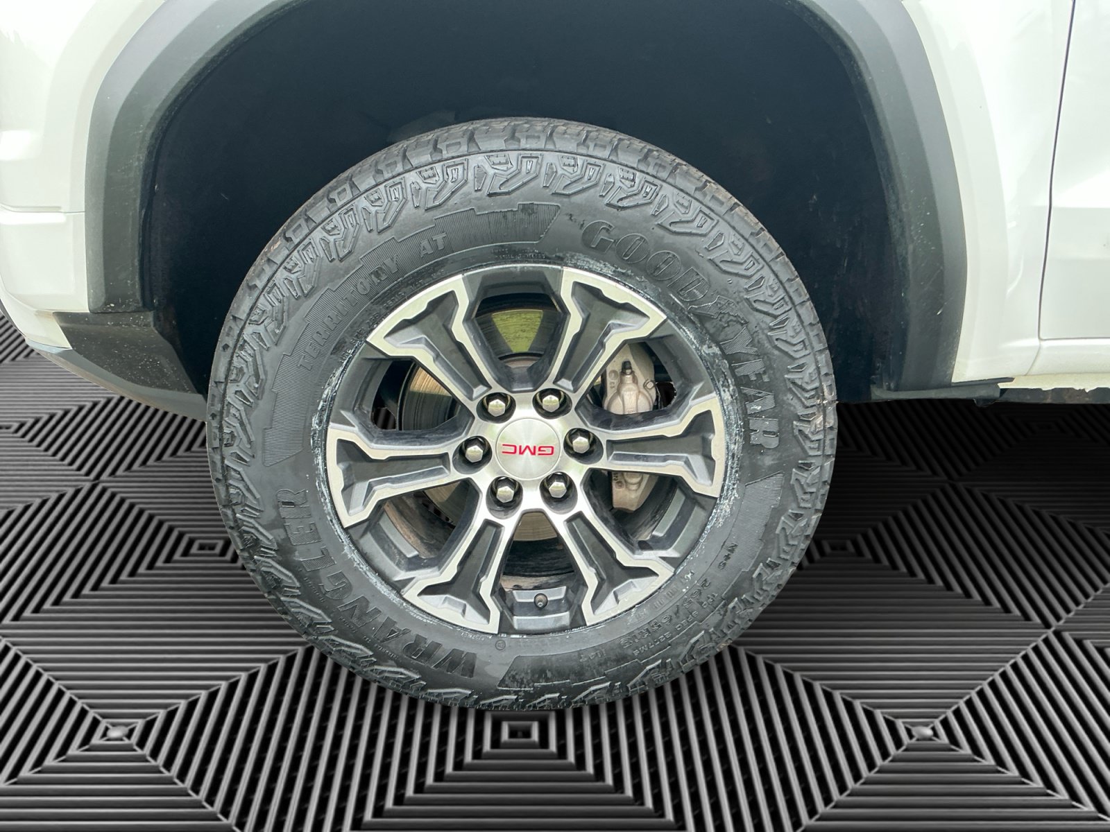 Used 2025 GMC Canyon AT4 w/ Technology Plus Package AWD/4WD image 14