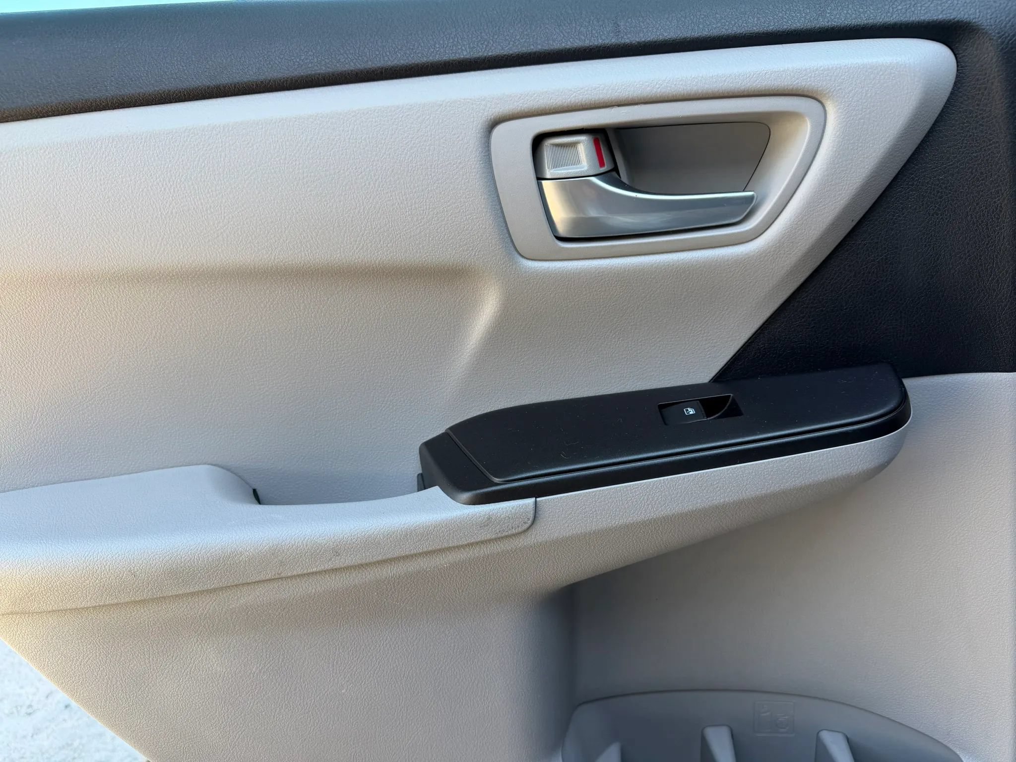 Used 2017 Toyota Camry LE w/ Moonroof Package FWD image 10