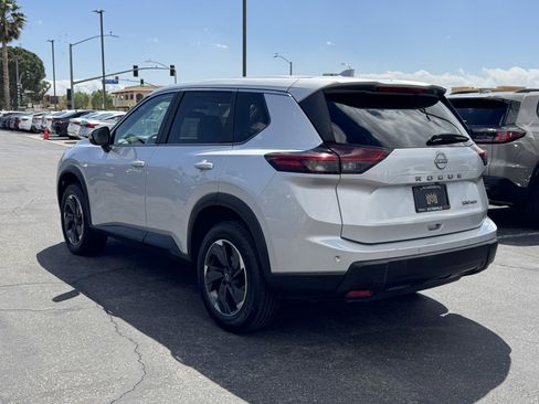 Used 2024 Nissan Rogue SV AWD/4WD image 4