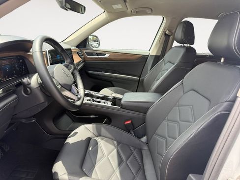 Used 2025 Volkswagen Atlas SE FWD image 9