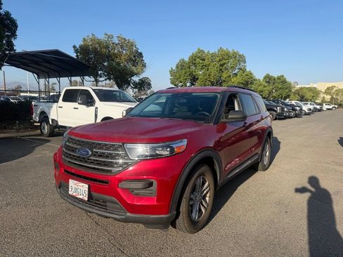 Used 2023 Ford Explorer XLT RWD image 1