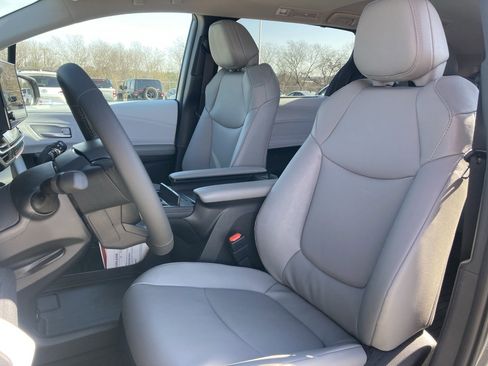 Certified 2026 Toyota Sienna XLE image 13