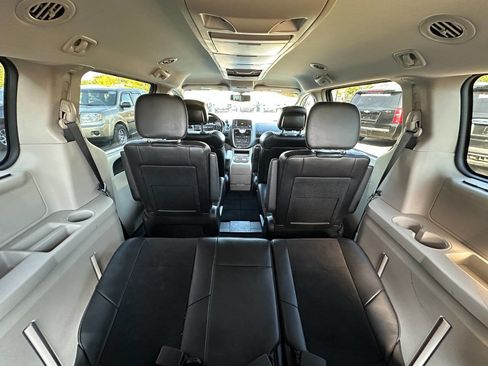 Used 2015 Chrysler Town & Country Limited image 20