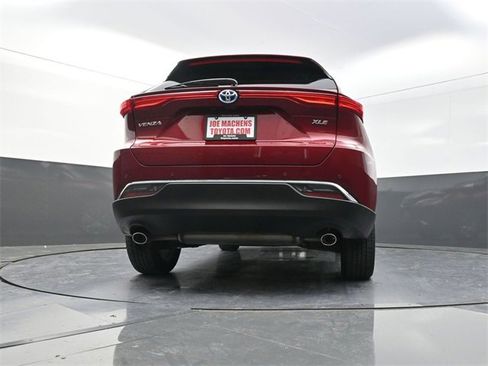 Used 2024 Toyota Venza XLE image 32