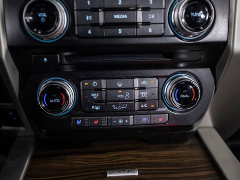 Used 2016 Ford F150 Lariat w/ Equipment Group 502A Luxury AWD/4WD image 29