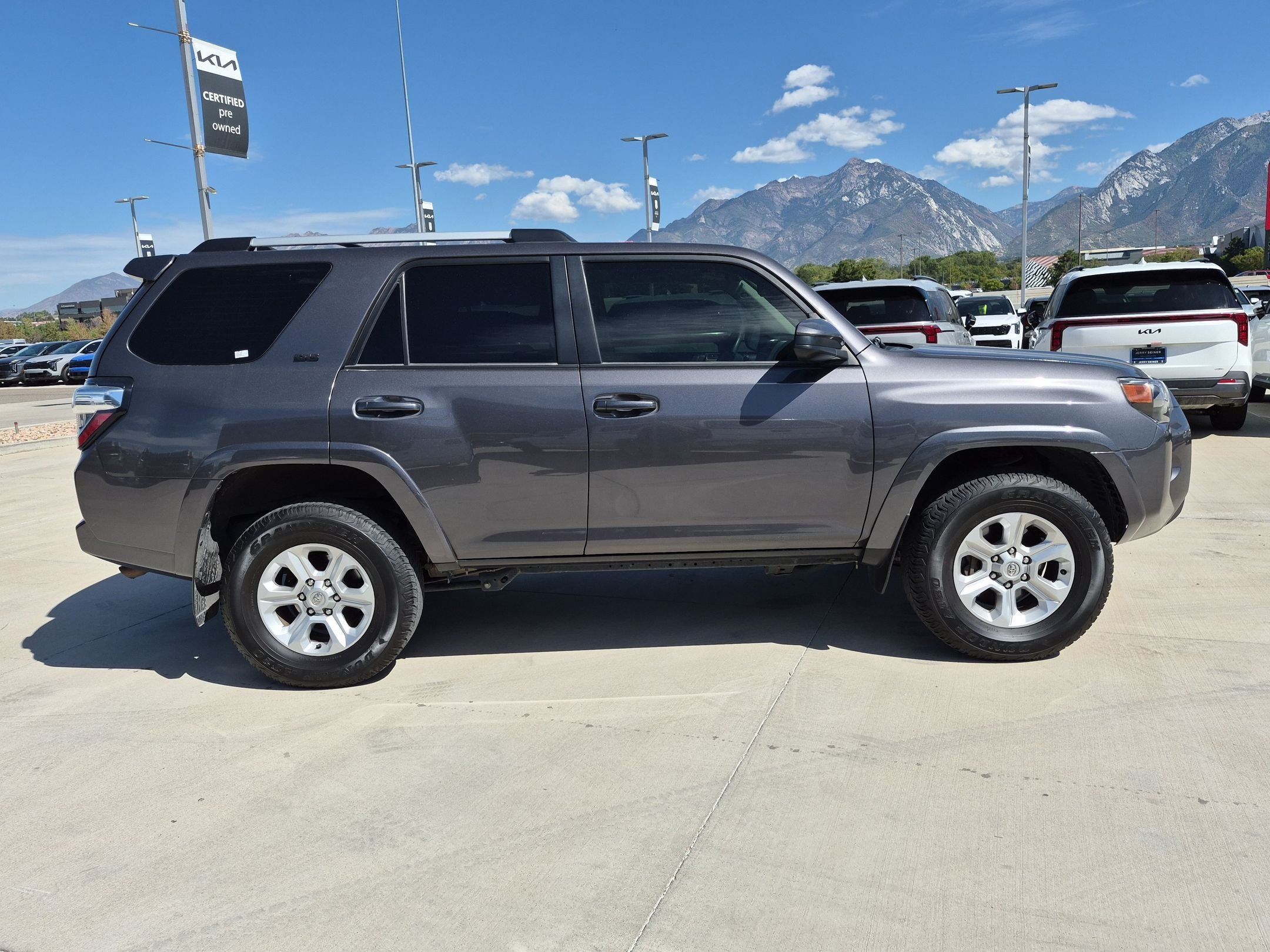 Used 2022 Toyota 4Runner SR5 AWD/4WD image 7