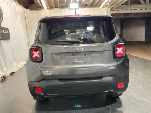 Used 2017 Jeep Renegade Latitude w/ Cold Weather Group AWD/4WD image 5