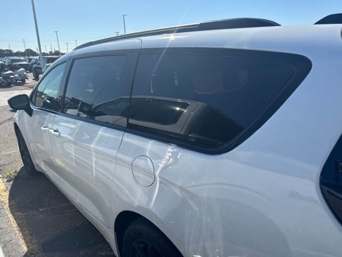Used 2025 Chrysler Pacifica Limited FWD image 19