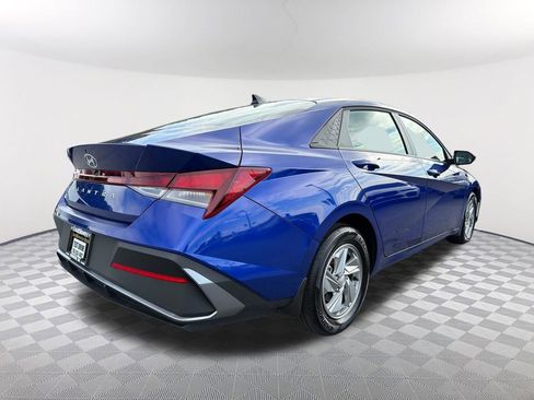 Used 2025 Hyundai Elantra SE w/ Cargo Package FWD image 5