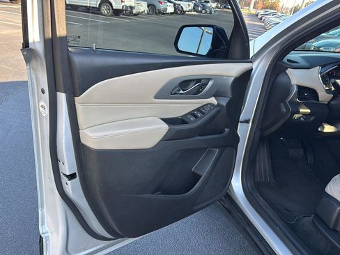 Used 2022 Chevrolet Traverse LS image 14