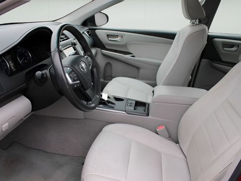 Used 2015 Toyota Camry XLE w/ Moonroof Package image 8