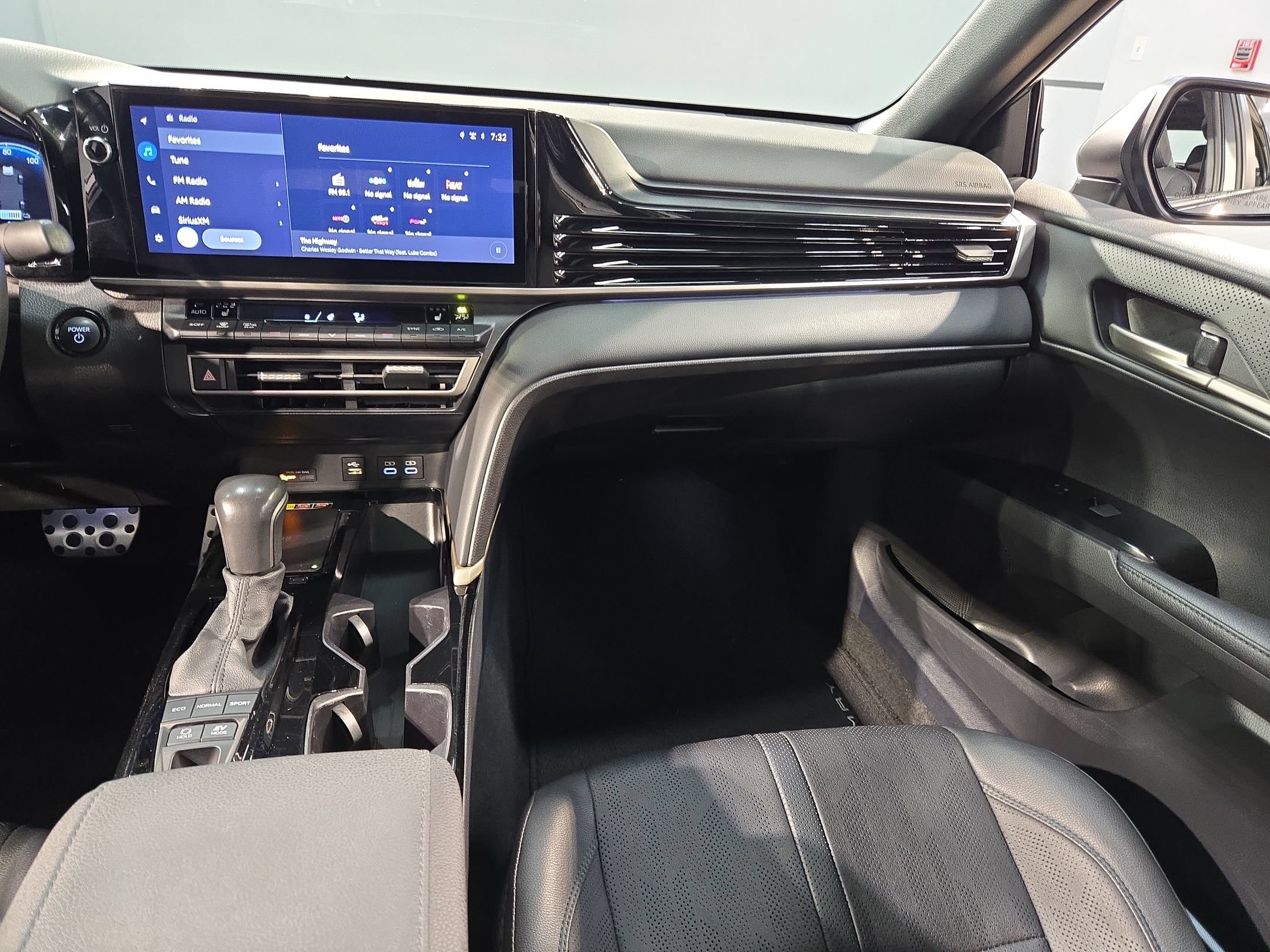 Used 2025 Toyota Camry XSE FWD image 11