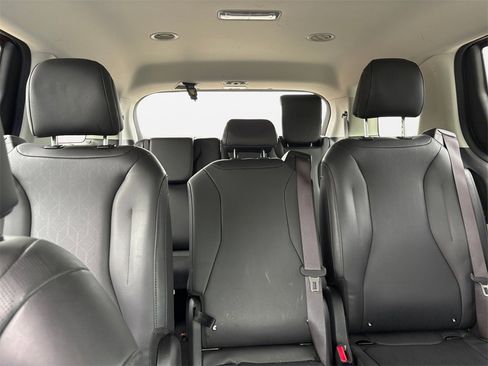 Used 2024 Kia Carnival EX image 16