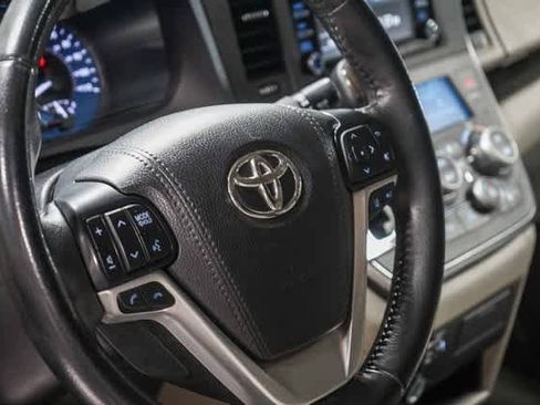 Certified 2019 Toyota Sienna XLE image 21