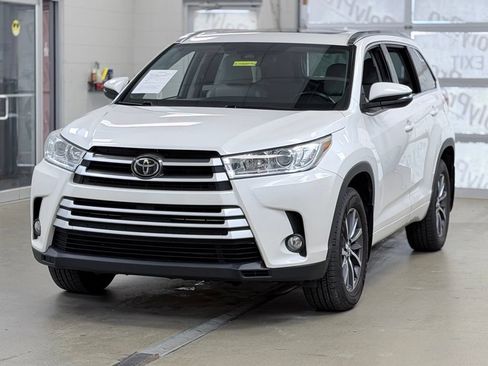Used 2017 Toyota Highlander XLE AWD/4WD image 3