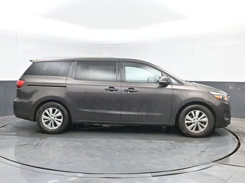 Used 2017 Kia Sedona LX w/ LX Essentials Premium Package FWD image 11