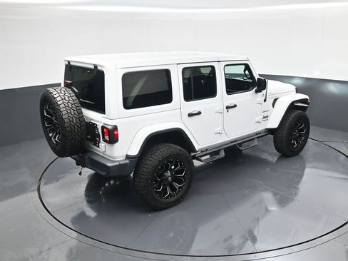 Used 2018 Jeep Wrangler Unlimited Sahara AWD/4WD image 31