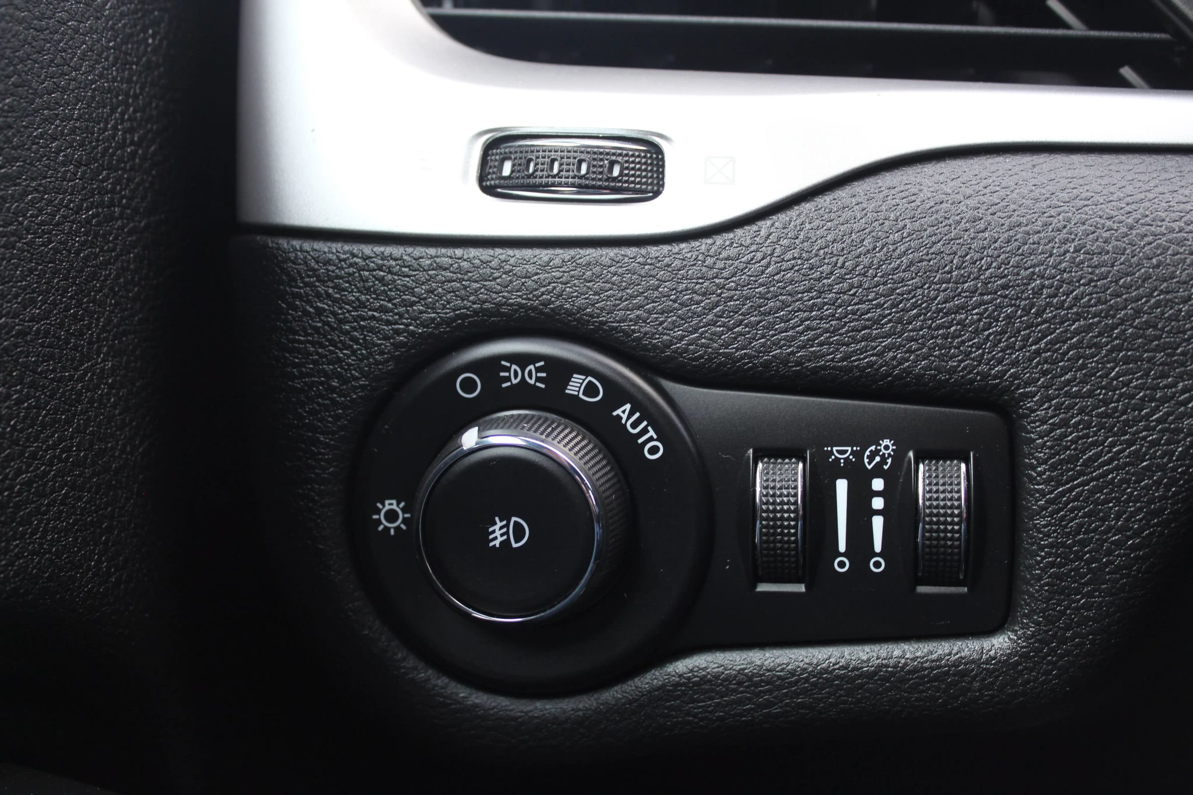 Used 2018 Jeep Cherokee Trailhawk AWD/4WD image 25
