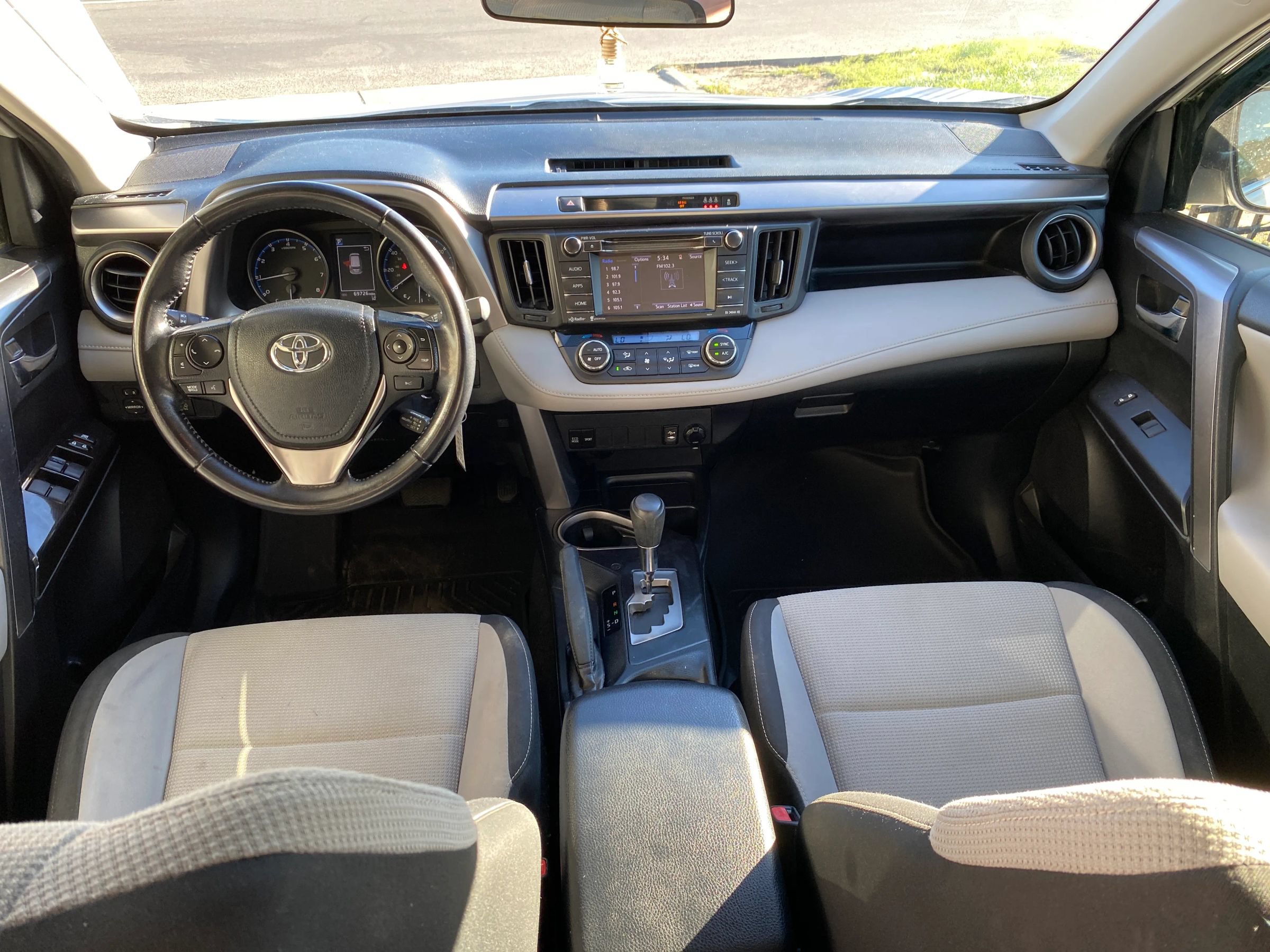 Used 2017 Toyota RAV4 XLE AWD/4WD image 4
