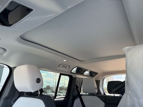 New 2026 Land Rover Defender 110 X-Dynamic SE image 5