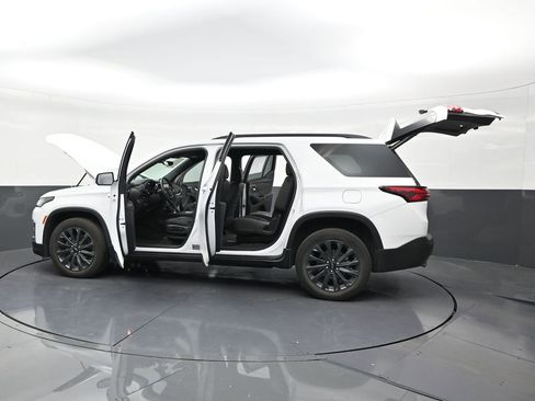 Used 2024 Chevrolet Traverse RS FWD image 30