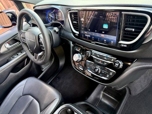 Used 2025 Chrysler Pacifica Select FWD image 30