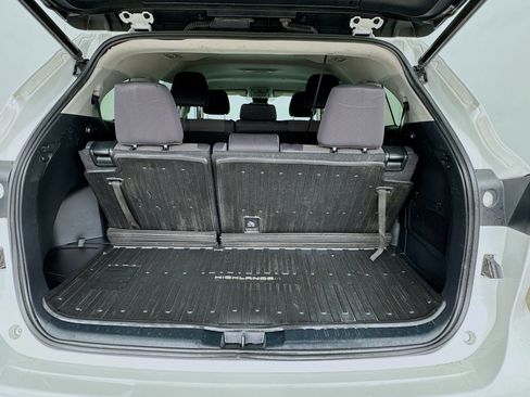 Used 2023 Toyota Highlander LE FWD image 17
