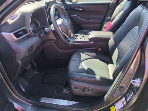 Used 2024 Toyota Highlander XLE image 12