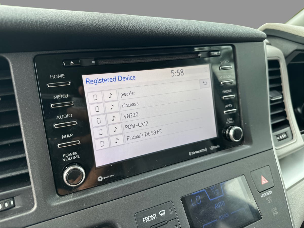 Used 2020 Toyota Sienna LE w/ LE Preferred Package FWD image 46
