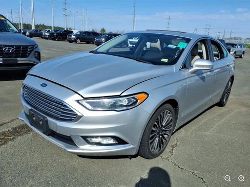 Used 2017 Ford Fusion SE w/ Fusion SE Technology Package image 3