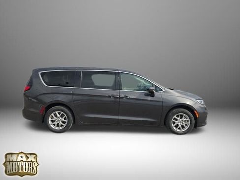 Used 2023 Chrysler Pacifica Touring-L image 14