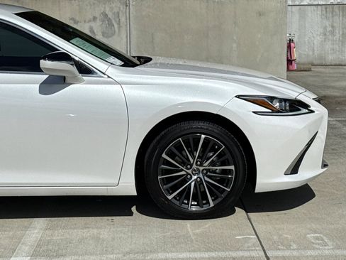 Used 2025 Lexus ES 300h w/ Premium Package image 21