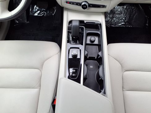 Certified 2024 Volvo XC60 B5 Plus AWD/4WD image 19