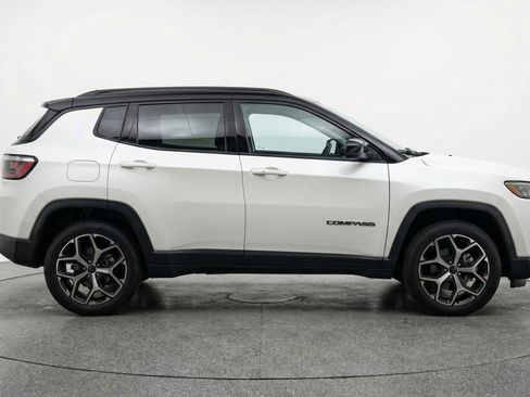 Used 2025 Jeep Compass Limited image 11