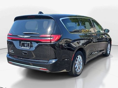 Used 2024 Chrysler Pacifica Touring-L FWD image 3