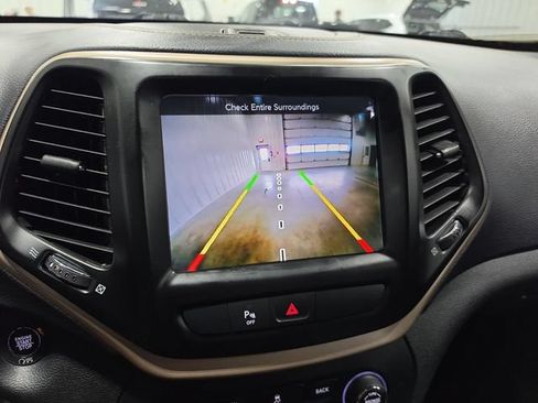 Used 2018 Jeep Cherokee Limited AWD/4WD image 9