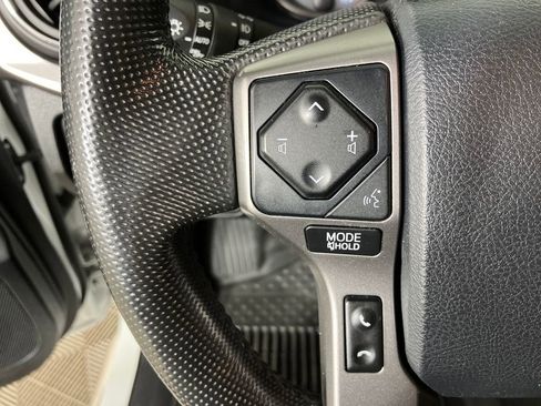 Used 2016 Toyota Tacoma Limited w/ Towing Package image 16