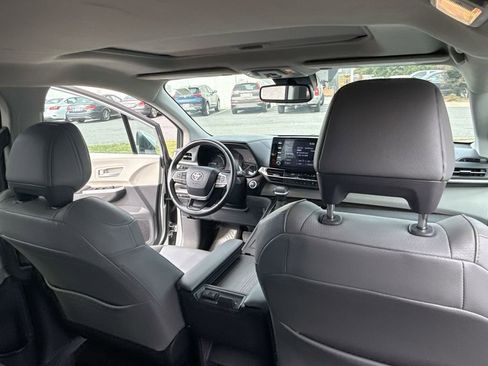 Used 2024 Toyota Sienna XLE image 30