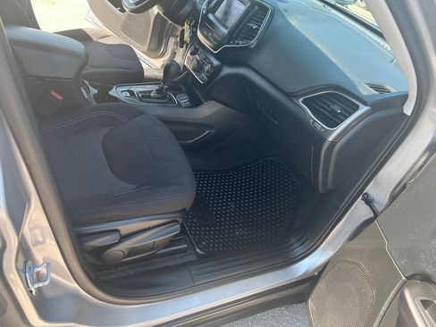 Used 2019 Jeep Cherokee Latitude w/ Cold Weather Group FWD image 4