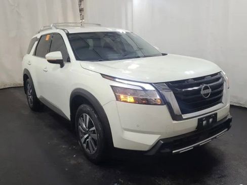 Used 2024 Nissan Pathfinder SL w/ Cargo Package FWD image 5