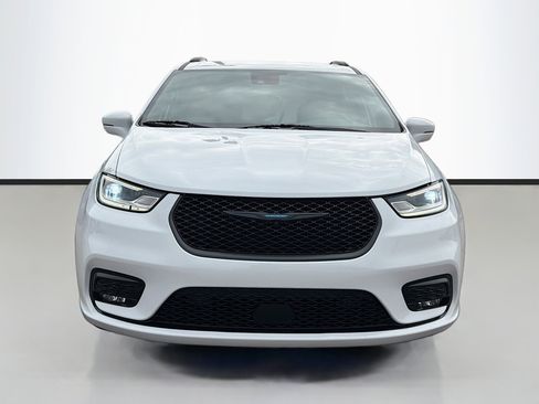 Used 2021 Chrysler Pacifica Touring-L w/ Uconnect Theater Family Group image 8