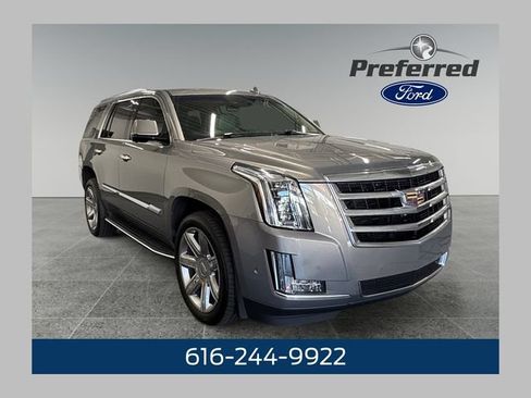 Used 2018 Cadillac Escalade Luxury AWD/4WD image 1