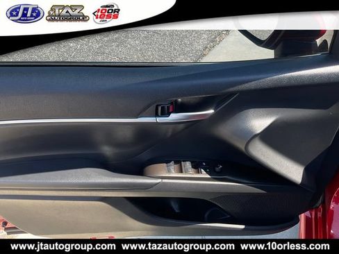 Used 2022 Toyota Camry SE FWD image 11