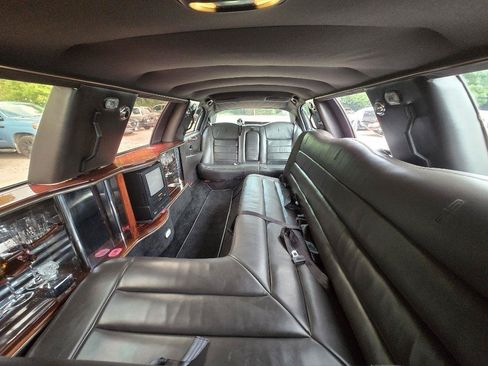 Used 2002 Lincoln Town Car Executive RWD image 14