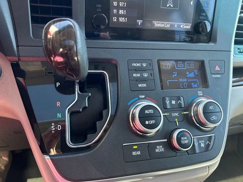 Used 2015 Toyota Sienna XLE Premium AWD/4WD image 27