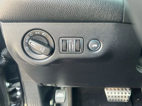 Used 2015 Dodge Challenger SXT Plus w/ Driver Convenience Group image 21