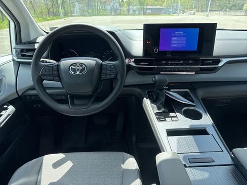 New 2026 Toyota Sienna LE image 18